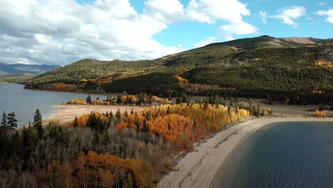 vista aérea del paisaje de cuento de hadas de lagos gemelos, colorado usa, bosque colorido, playas y hermoso cielo, disparo de drones