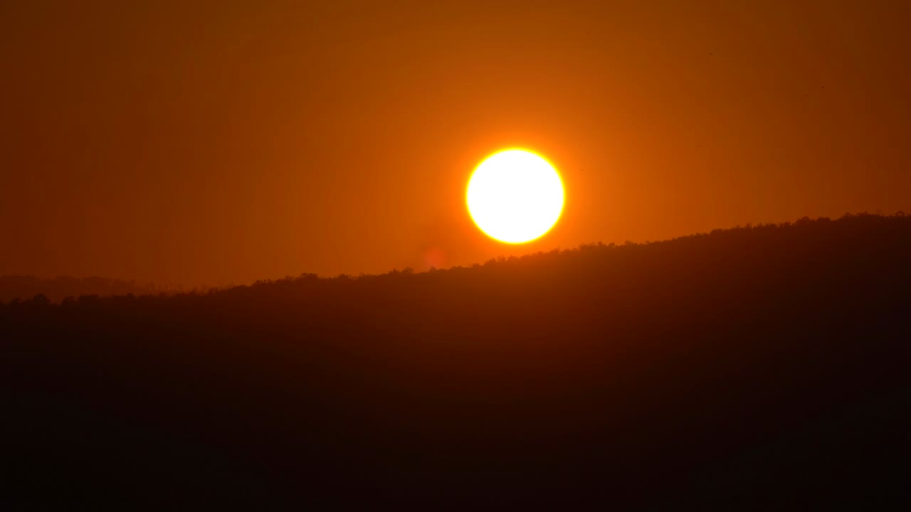 puesta de sol en el cielo y las nubes, hermoso sol y rayos de luz sobre colinas o montañas en silueta vista de fondo