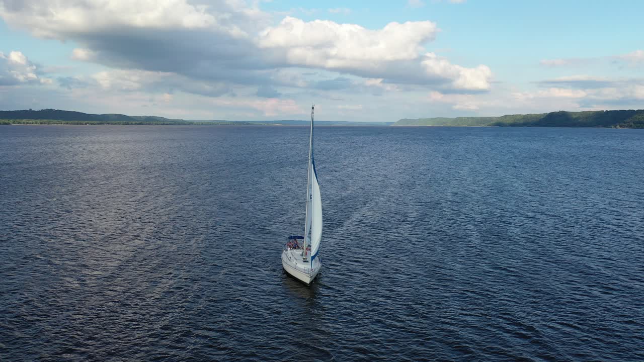 yate de vela en un río al atardecer