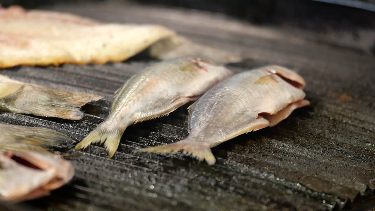 그릴에 긴 물고기