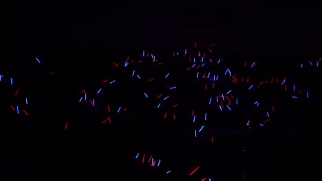 toma amplia de multitud con sables de luz azul y rojo