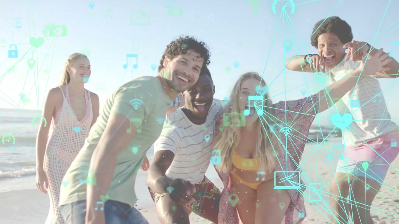 Homem de camiseta encostado segurando o telefone, grupo reunido na praia posando para foto, ícones de tecnologia azul-petróleo animados