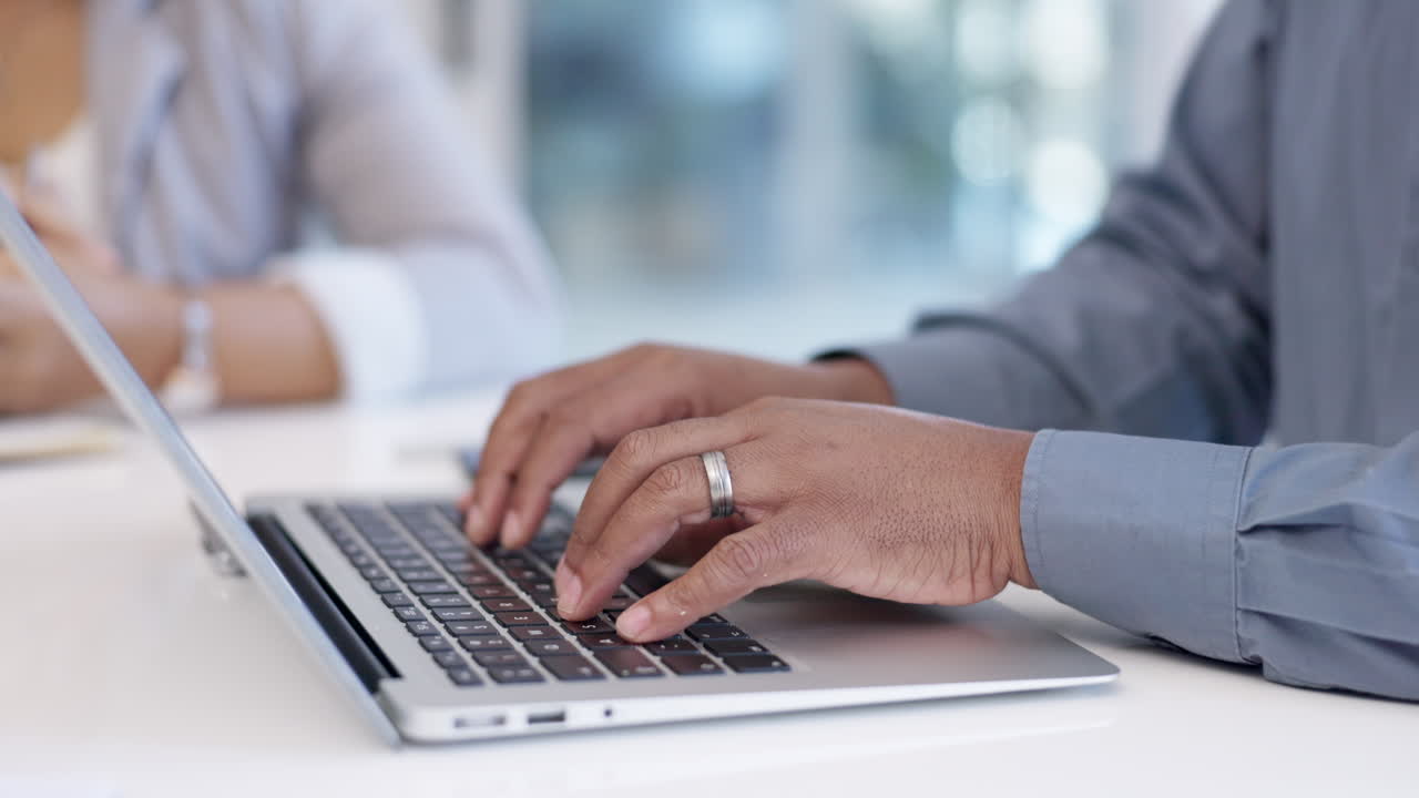 manos, computadora portátil escribiendo y persona de negocios con la web