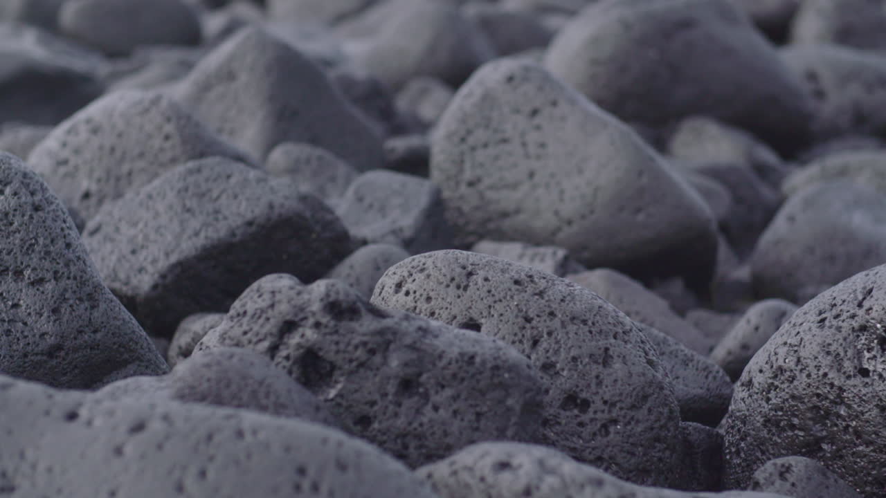 이 풍경 영상으로 아이슬란드의 거친 아름다움을 경험하세요
