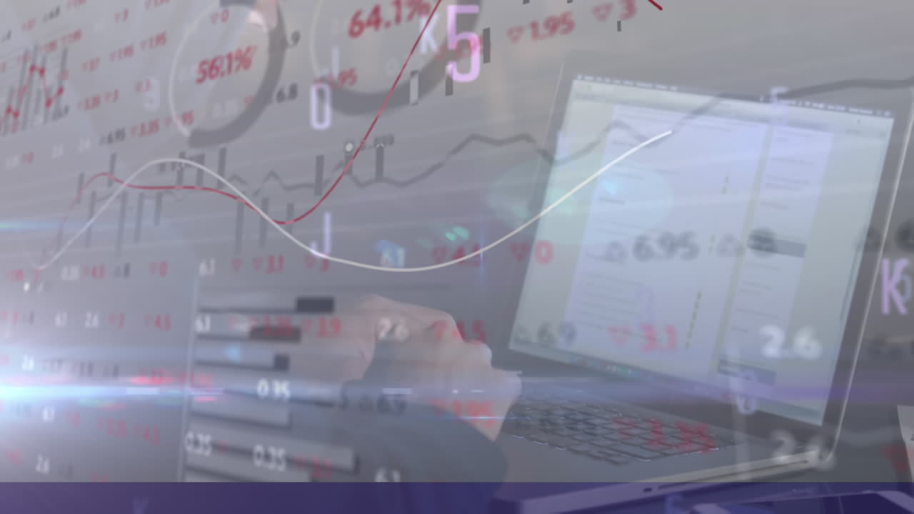 animazione di un hacker che usa un portatile con elaborazione di dati finanziari