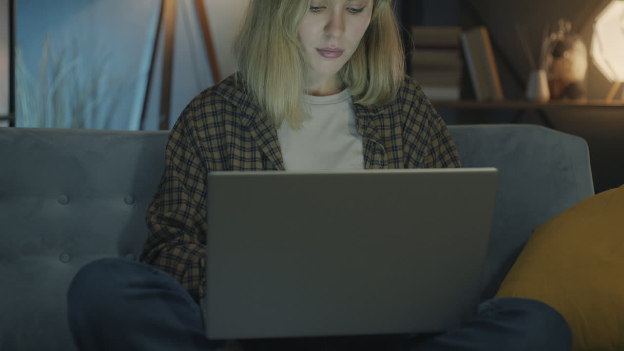 mujer trabajando en la computadora portátil en casa