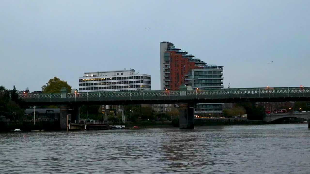 A boat returns to Putney along the River Thames, revealing scenic riverside views, calm waters, and the charm of London’s suburban waterfront
