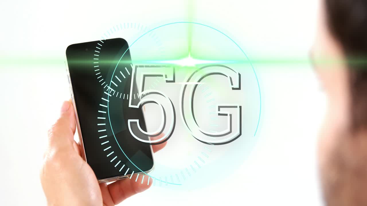 texto 5g en círculos contra el hombre que usa un teléfono inteligente