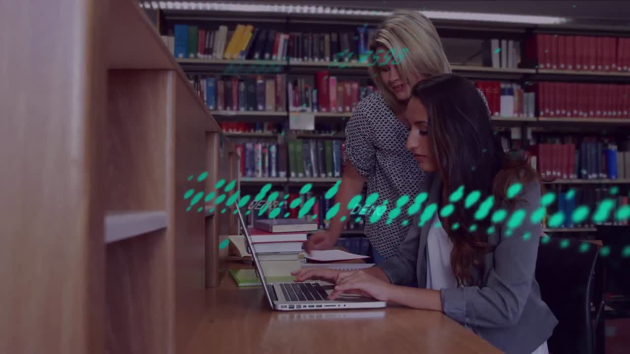 animación de iconos de procesamiento de datos sobre dos estudiantes caucásicos que usan una computadora portátil