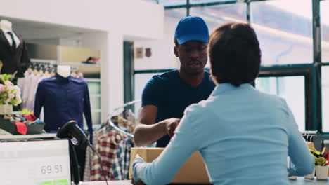 courrier en uniforme de livraison