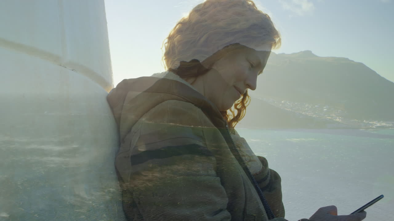 animación de paisaje sobre mujer caucásica con teléfono inteligente