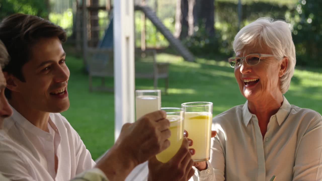 여름 에 함께 야외 에서 식사 하는 가족