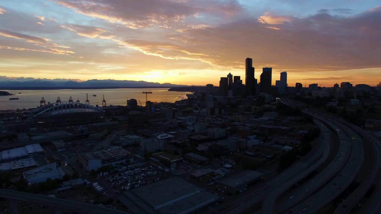 bajando la antena de una cálida puesta de sol clásica de seattle, alrededor de 2016