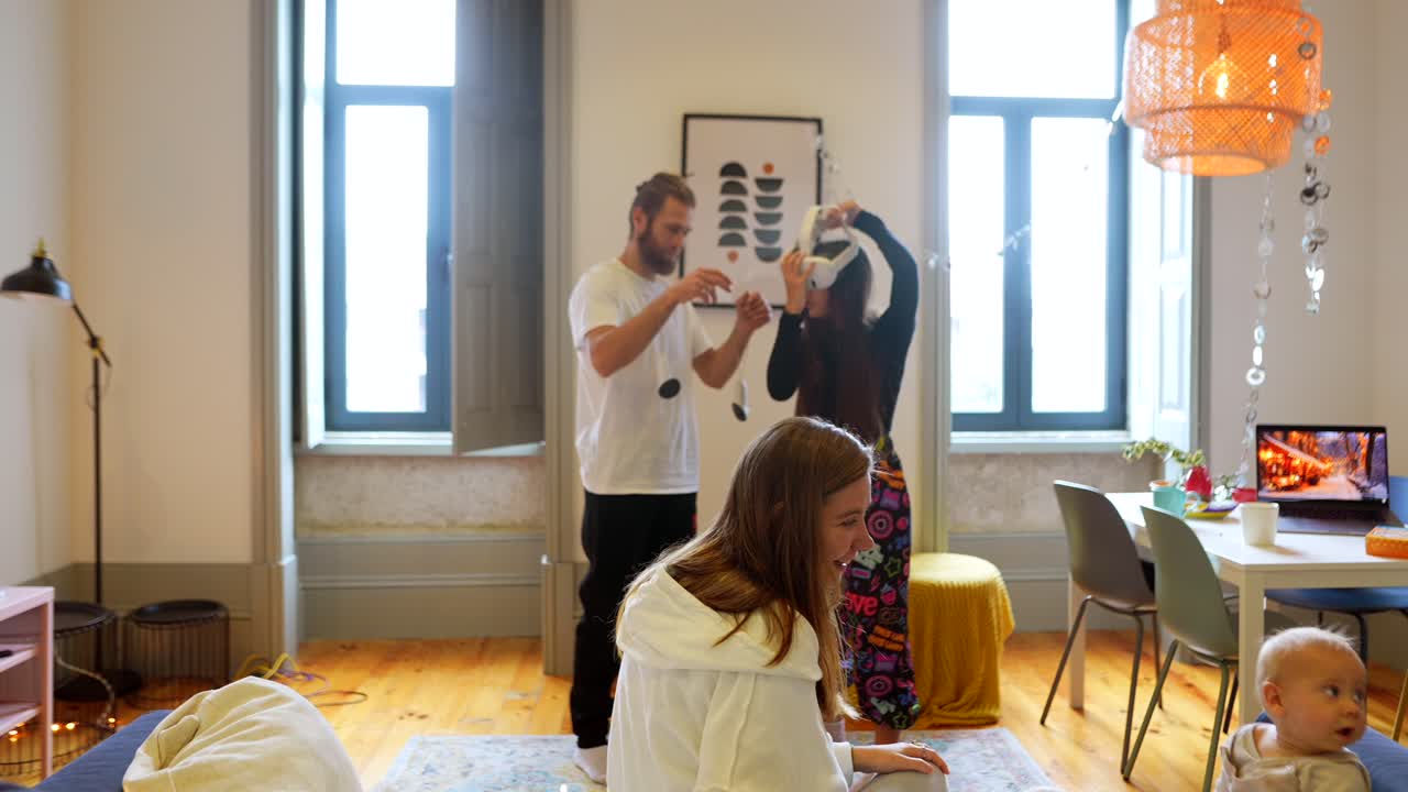 친구들이 집에서 vr 경험을 즐기고 있습니다.