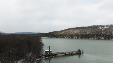 Puente-Viejo-En-Lake-Sequoyah-Arkansas,-Vista-Aérea-De-Drones,-Día-De-Invierno