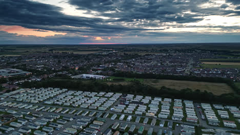 Skegness-Al-Atardecer-Desde-La-Perspectiva-De-Un-Dron:-Parque-De-Vacaciones,-Playa,-Caravanas,-Mar-Y-Vistas-Panorámicas