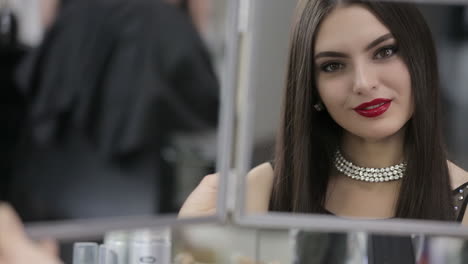 mujer preparándose en la peluquería