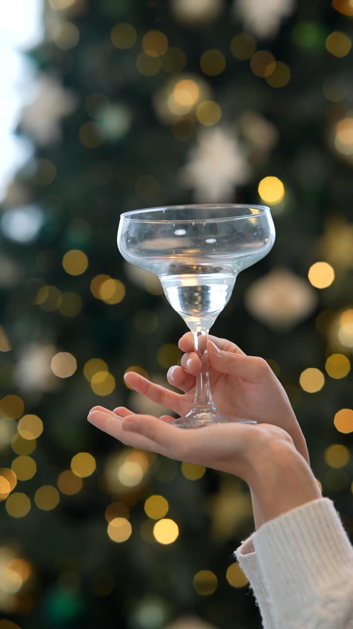 손에 빈 테일 컵, 크리스마스 배경