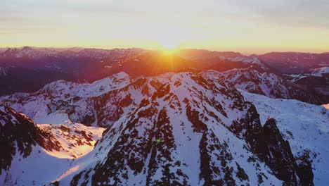 Panorámica-Sobre-El-Amanecer-Púrpura-Y-Naranja-De-Los-Picos-En-Cima-D&#39;asta