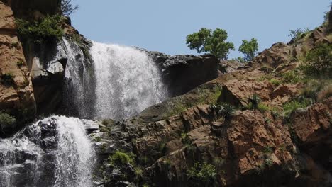 cascada del río cocodrilo que fluye y cae sobre rocas en los jardines botánicos nacionales walter sisulu en roodepoort, sudáfrica