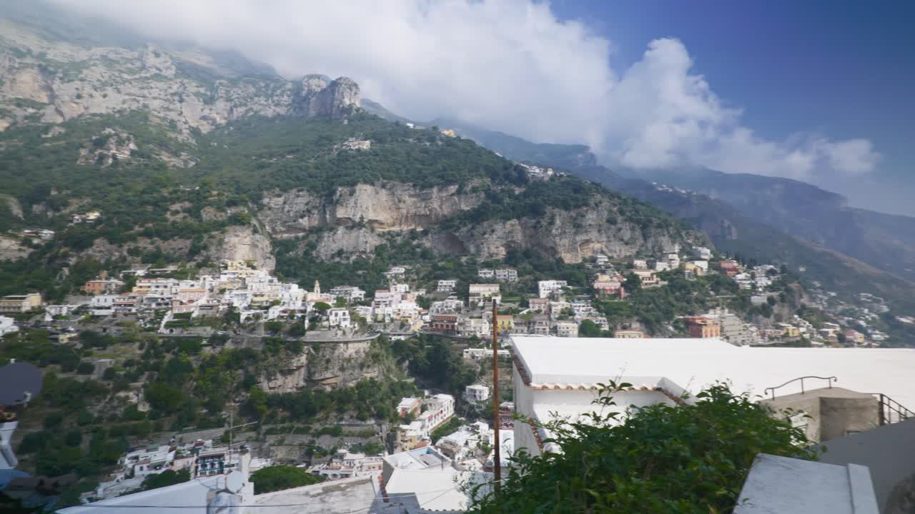 vasta ciudad panorámica verde en las montañas | positano italia panorámica verano acantilado inmersivo viajes turismo montaña, europa, caminar, tembloroso, 4k