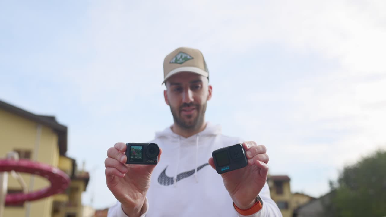 기술 튜토리얼 비교를 위해 dji osmo action 4와 gopro 12 카메라를 보여주는 vlogger와 youtuber