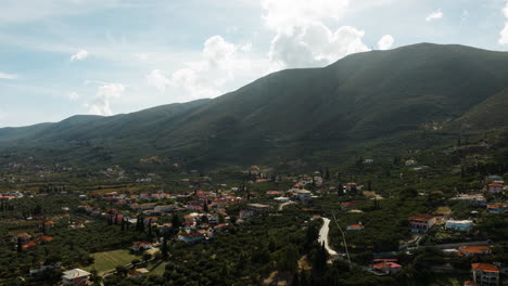 vista aérea de un pueblo de montaña