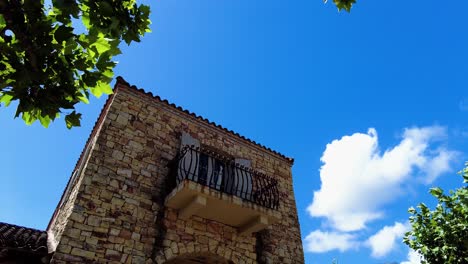 Balkon-An-Einer-Gemauerten-Fassade-Eines-Alten-Turms-An-Sonnigen-Tagen