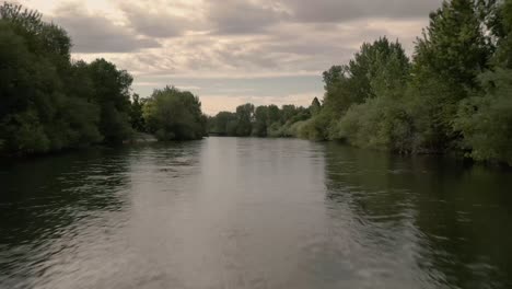 Schnelle-Luftdrohnenaufnahme-über-Dem-Fluss-Boise