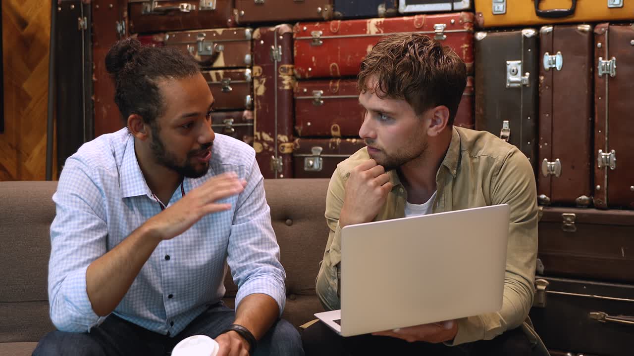 다양한 동료들이 노트북을 사용하여 프로젝트 계획을 논의하고 정보를 공유합니다.