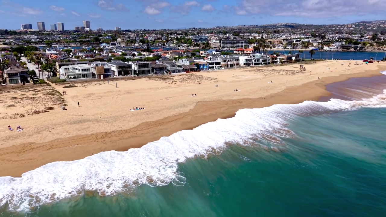Ripresa aerea rapida in allontanamento, Newport Beach California.
