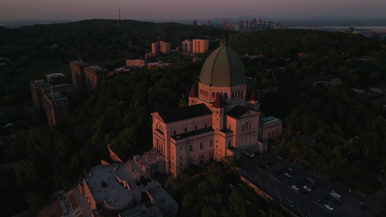 avión no tripulado disparado sobre el oratorio de san josé al atardecer en montreal quebec canadá durante el verano