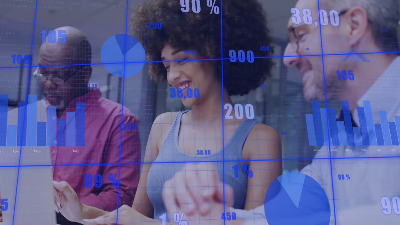 personas de negocios que trabajan con dispositivos digitales sobre gráficos de datos financieros animación