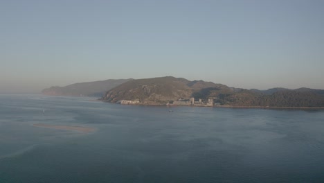 Der-Gebirgsfluss-Mit-Festung-Von-Santiago-Do-Outão-In-Arrabida