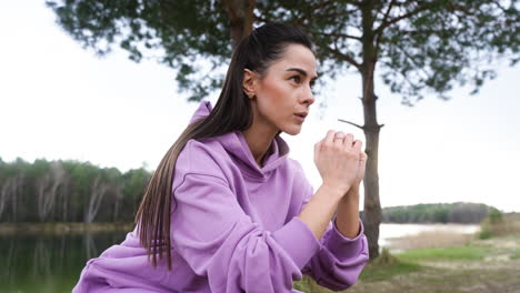 mujer haciendo deportes al aire libre