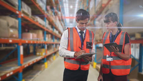 animación de un hombre y una mujer trabajadores de almacén contando