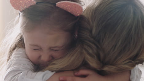 niña feliz abrazando a su madre sonriendo abrazando a su hija disfrutando del amor maternal niño lindo abrazando a su madre mostrando afecto en casa concepto familiar 4k metraje