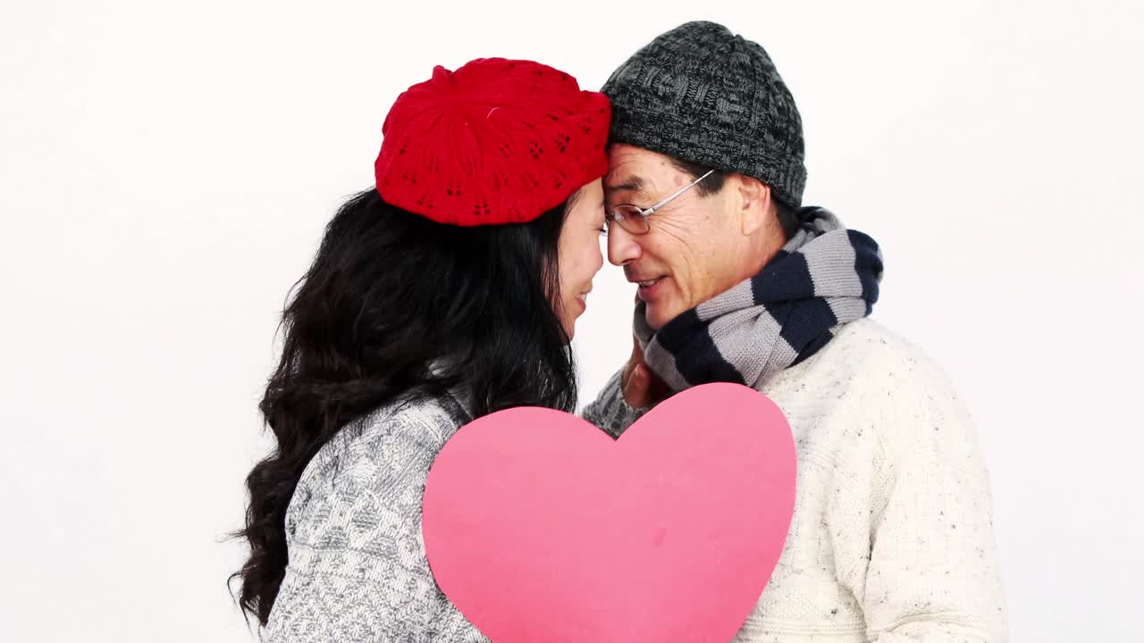 성숙한 아시아 커플이 베개를 안고 있습니다.