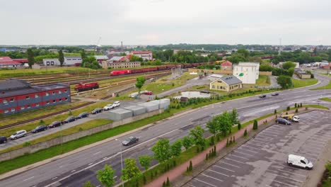 Tren-De-Carga-Con-Vagones-Que-Llegan-Al-Patio-De-Trenes,