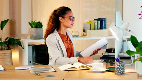 mujer de negocios estresada con dolor de cabeza