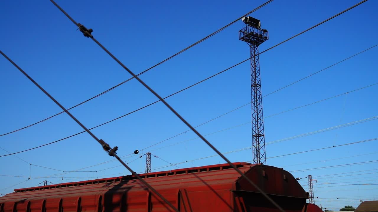 Godstransport med jernbanetog. Optagelse under kørsel.