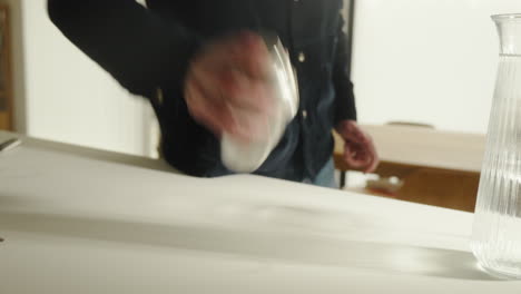 barman aficionado agitando la coctelera en la cocina de casa