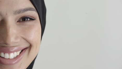 Primer-Plano-Retrato-Hermosa-Joven-Musulmana-Sonriendo-Feliz-Usando-Hijab-Aislado-Sobre-Fondo-Blanco-Cultura-Media-Cara