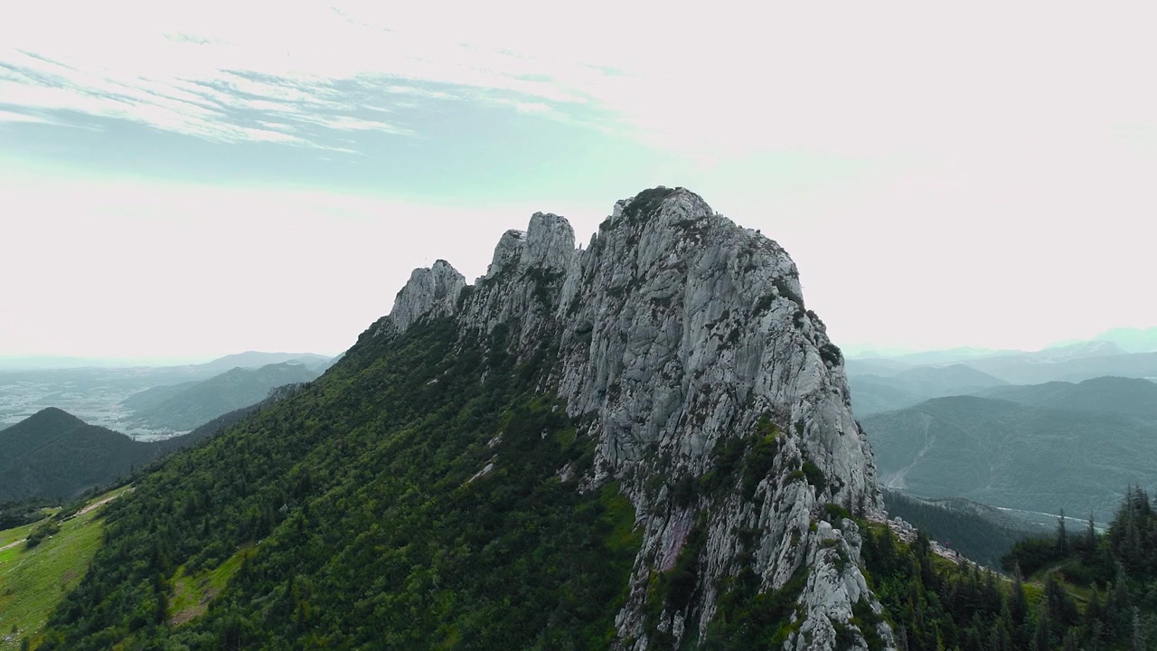 Ripresa aerea con drone che sorvola la cima del monte Kampenwand nelle Alpi, Europa.
