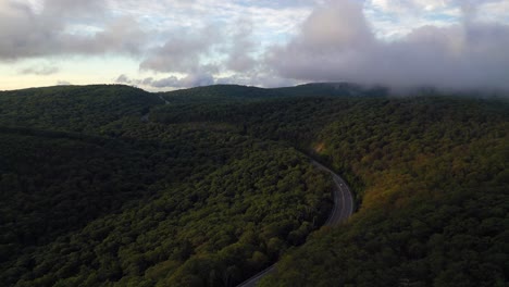 Una-Vista-Aérea-En-Una-Mañana-Nublada-Sobre-La-Montaña-Storm-King,-Ubicada-En-La-Orilla-Oeste-Del-Río-Hudson-En-Nueva-York