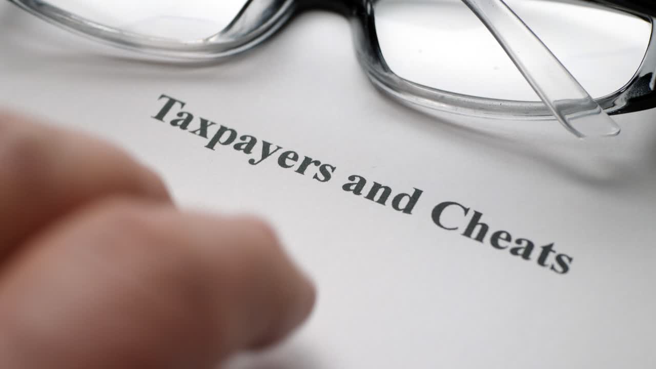 golpeando con el dedo a los contribuyentes y los estafadores