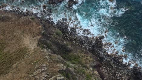 La-Escarpada-Costa-Noroeste-De-Maui-Con-Olas-Rompiendo-Contra-Acantilados-Rocosos,-Vista-Aérea