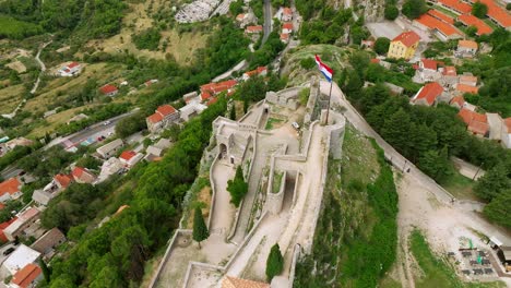 Revelación-Aérea-Sobre-La-Fortaleza-De-Klis-En-Split,-Croacia