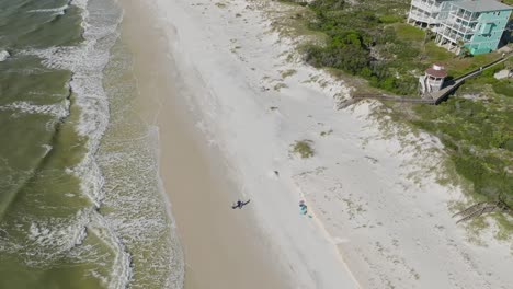 Antena-De-Playa-En-Cabo-San-Blas,-Florida-Siguiendo-A-Una-Pareja-Caminando