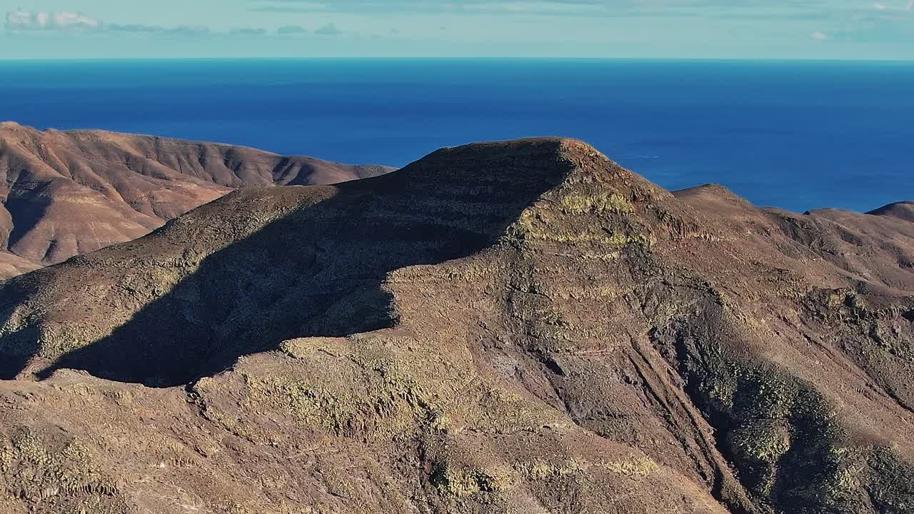 Le montagne di Fuerteventura si affacciano sull'oceano blu in Spagna.
